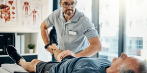 تمرین درمانی برای کشش عضلات توسط متخصص